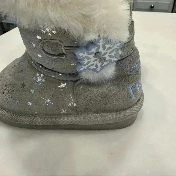 Frozen gray & white w/ snow flakes & rhinestones girls boots size 6 NWOT - Picture 4 of 10